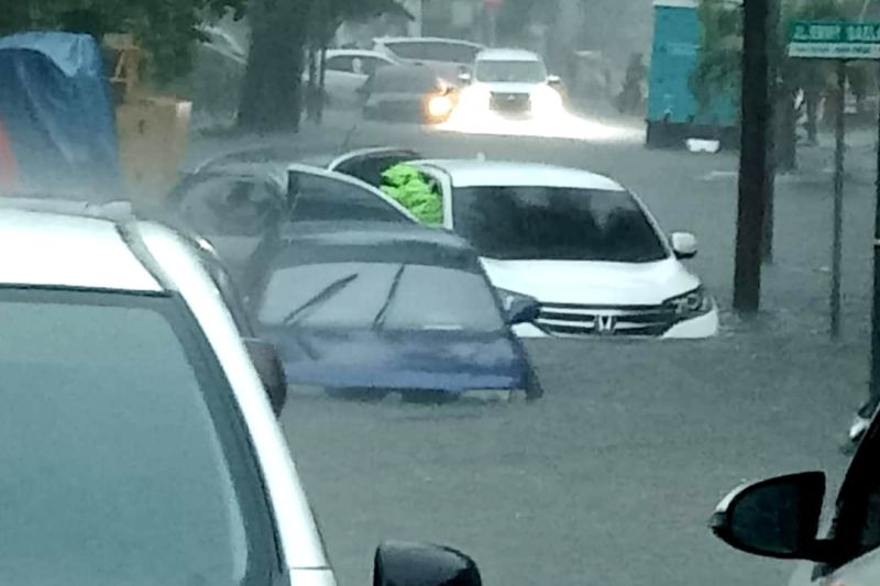 Sebagian wilayah Kota Makassar terendam banjir dampak cuaca buruk Sebagian wilayah Kota Makassar terendam banjir dampak cuaca buruk
