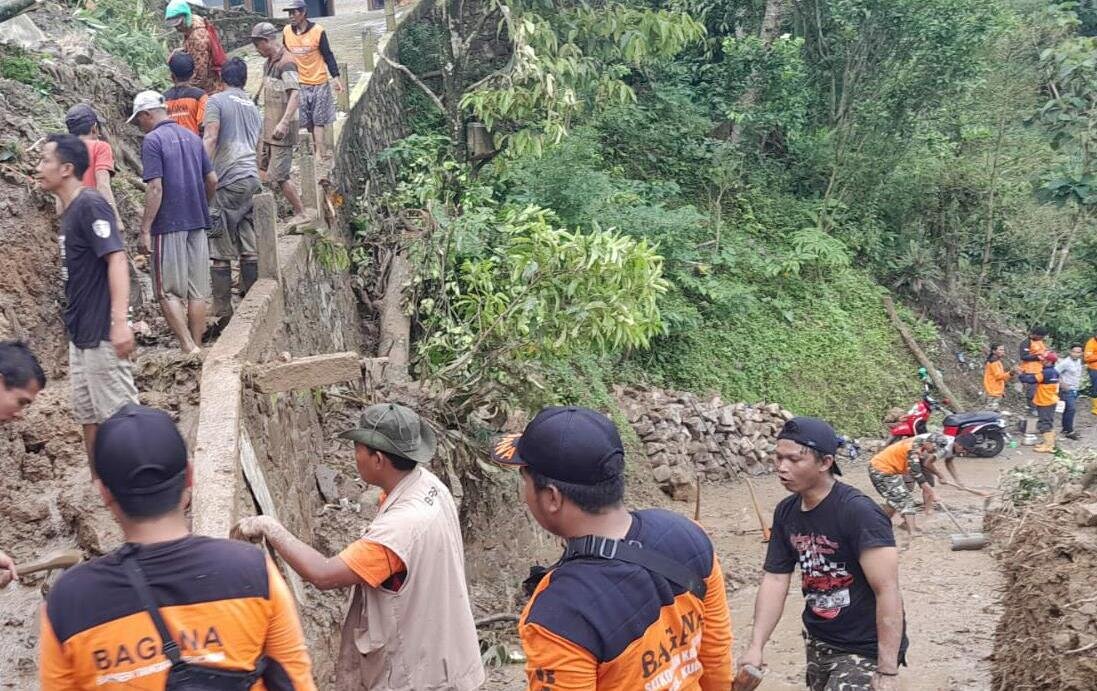 Akses jalan Desa Rahtawu Kudus tertimbun longsor Akses jalan Desa Rahtawu Kudus tertimbun longsor