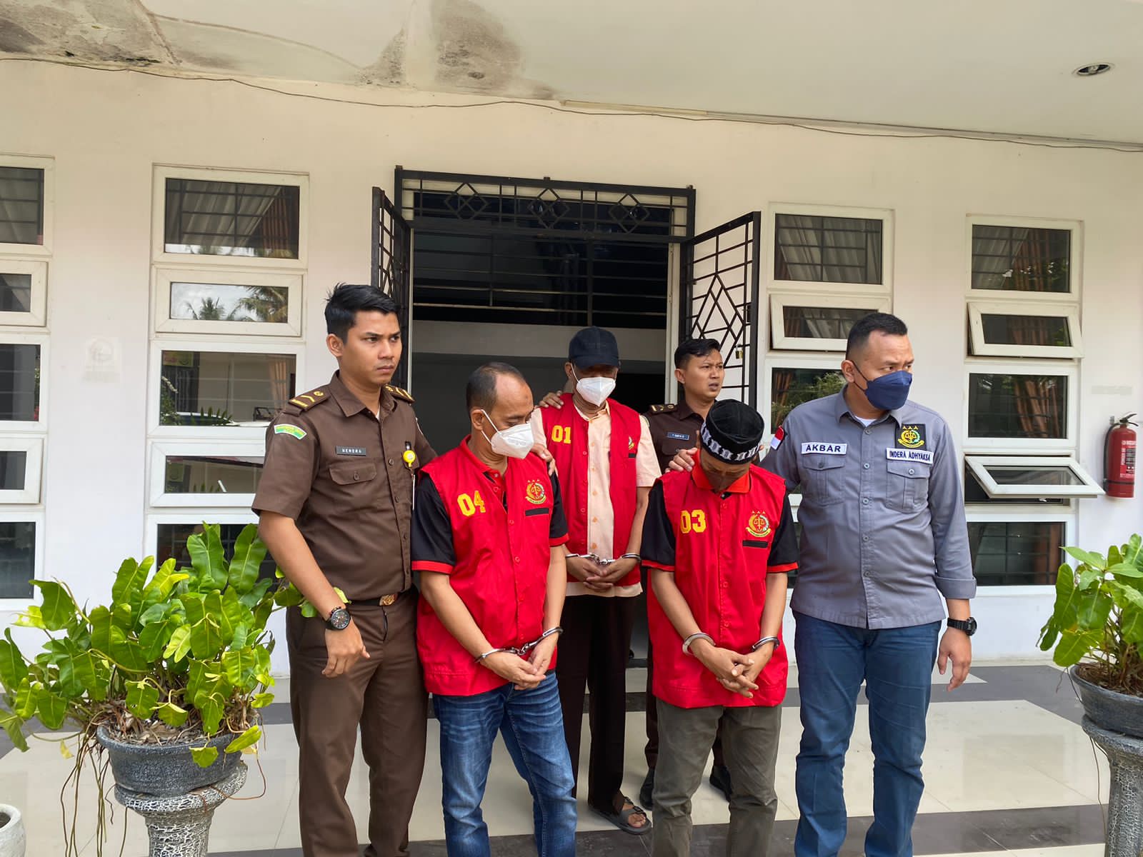 Jaksa serahkan lima terdakwa kasus korupsi Monumen Samudera Pasai ke PN Lhoksukon Jaksa serahkan lima terdakwa kasus korupsi Monumen Samudera Pasai ke PN Lhoksukon