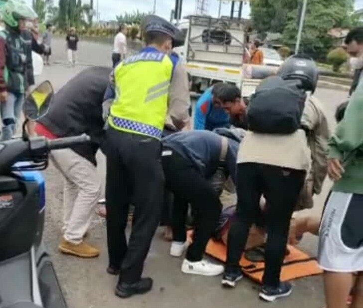 Truk pasir lindas pasutri di Sadang, Purwakarta, 1 tewas
