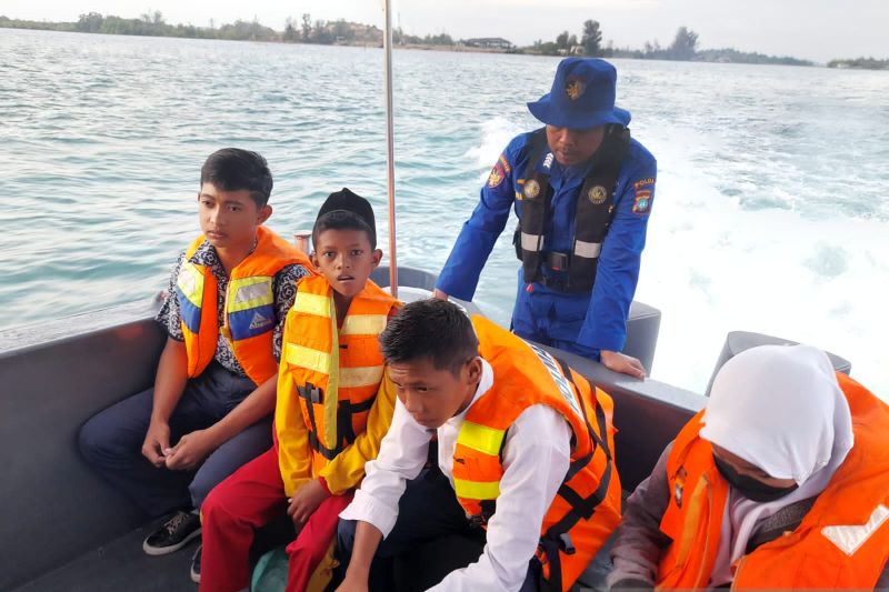 Antisipasi banjir rob, Polda Kepri siagakan alat keselamatan Antisipasi banjir rob, Polda Kepri siagakan alat keselamatan