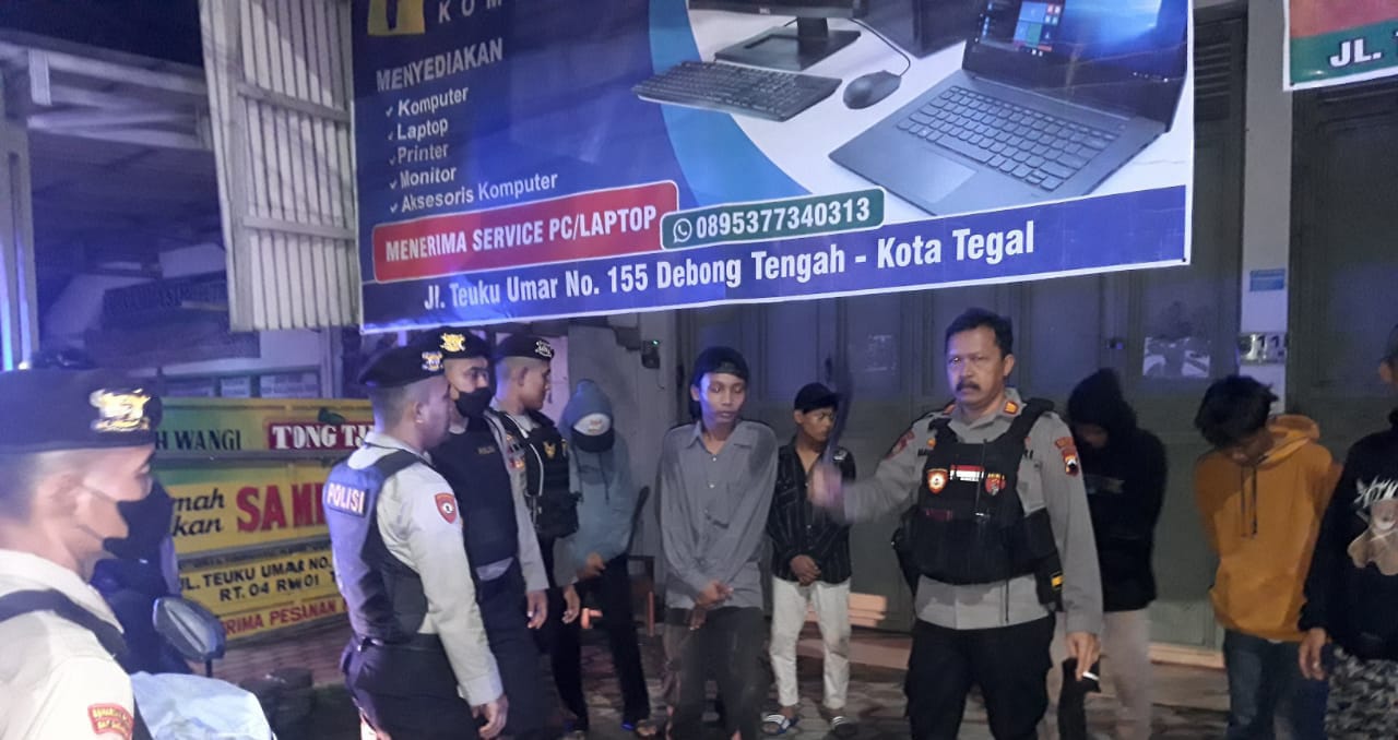 Giatkan patroli dinihari, 7 remaja bawa sajam diamankan polisi Giatkan patroli dinihari, 7 remaja bawa sajam diamankan polisi