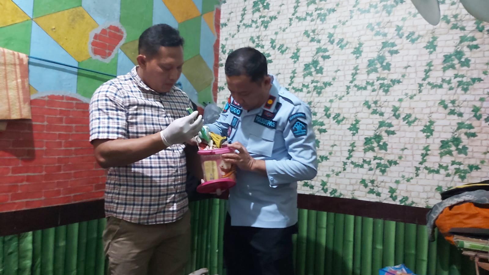 Cegah penyalahgunaan narkoba, tim gabungan gelar razia di Lapas Kelas II B Tegal Cegah penyalahgunaan narkoba, tim gabungan gelar razia di Lapas Kelas II B Tegal