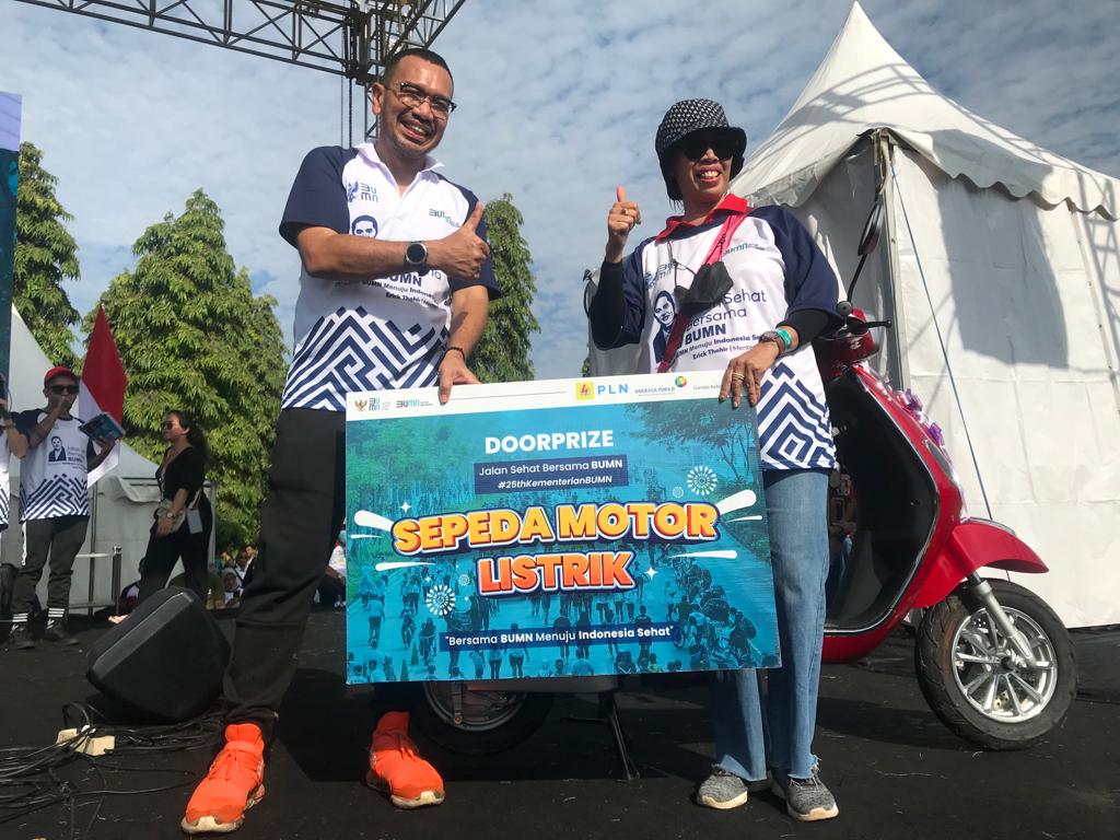 Ribuan warga dan karyawan ikuti jalan sehat 25 Tahun BUMN Ribuan warga dan karyawan ikuti jalan sehat 25 Tahun BUMN
