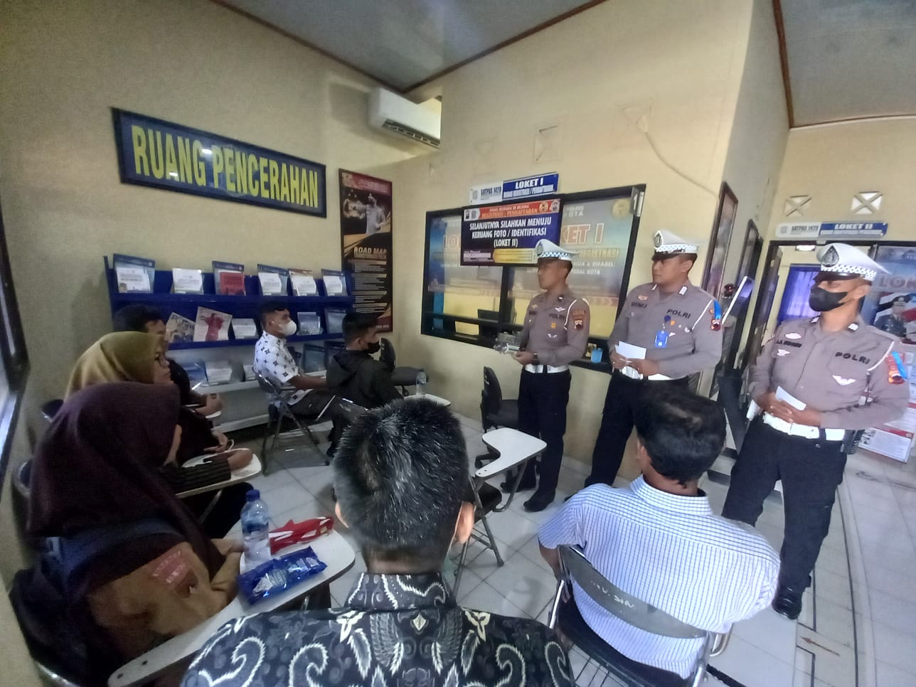 Sosialisasi Operasi Keselamatan Lalulintas Candi 2023, Polres Tegal Kota bagikan stiker Sosialisasi Operasi Keselamatan Lalulintas Candi 2023, Polres Tegal Kota bagikan stiker