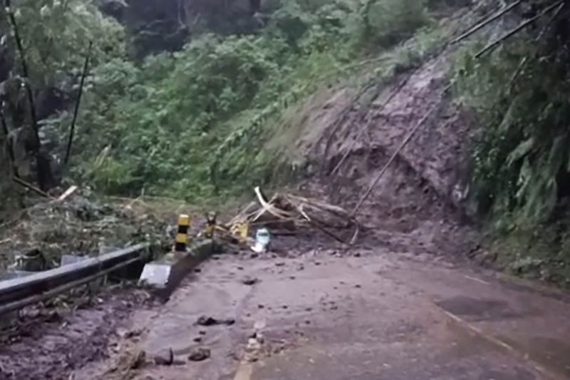 Longsor tutup jalur Malang-Kediri  