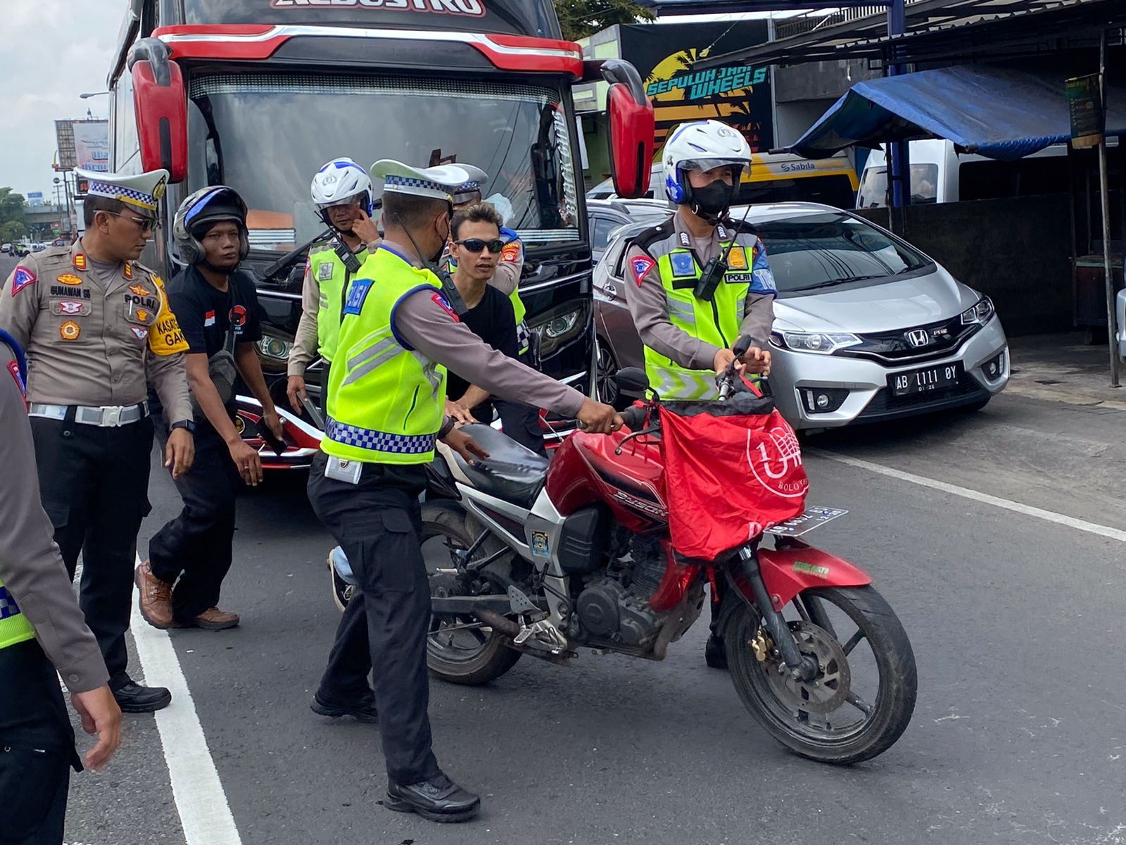 Aparat tindak tegas kendaraan simpatisan parpol berknalpot brong Aparat tindak tegas kendaraan simpatisan parpol berknalpot brong
