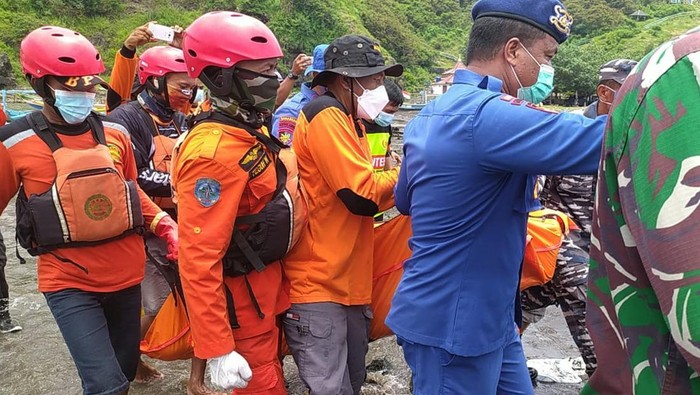 13 Februari 2022: 12 orang tewas saat ritual di Pantai Payangan 13 Februari 2022: 12 orang tewas saat ritual di Pantai Payangan