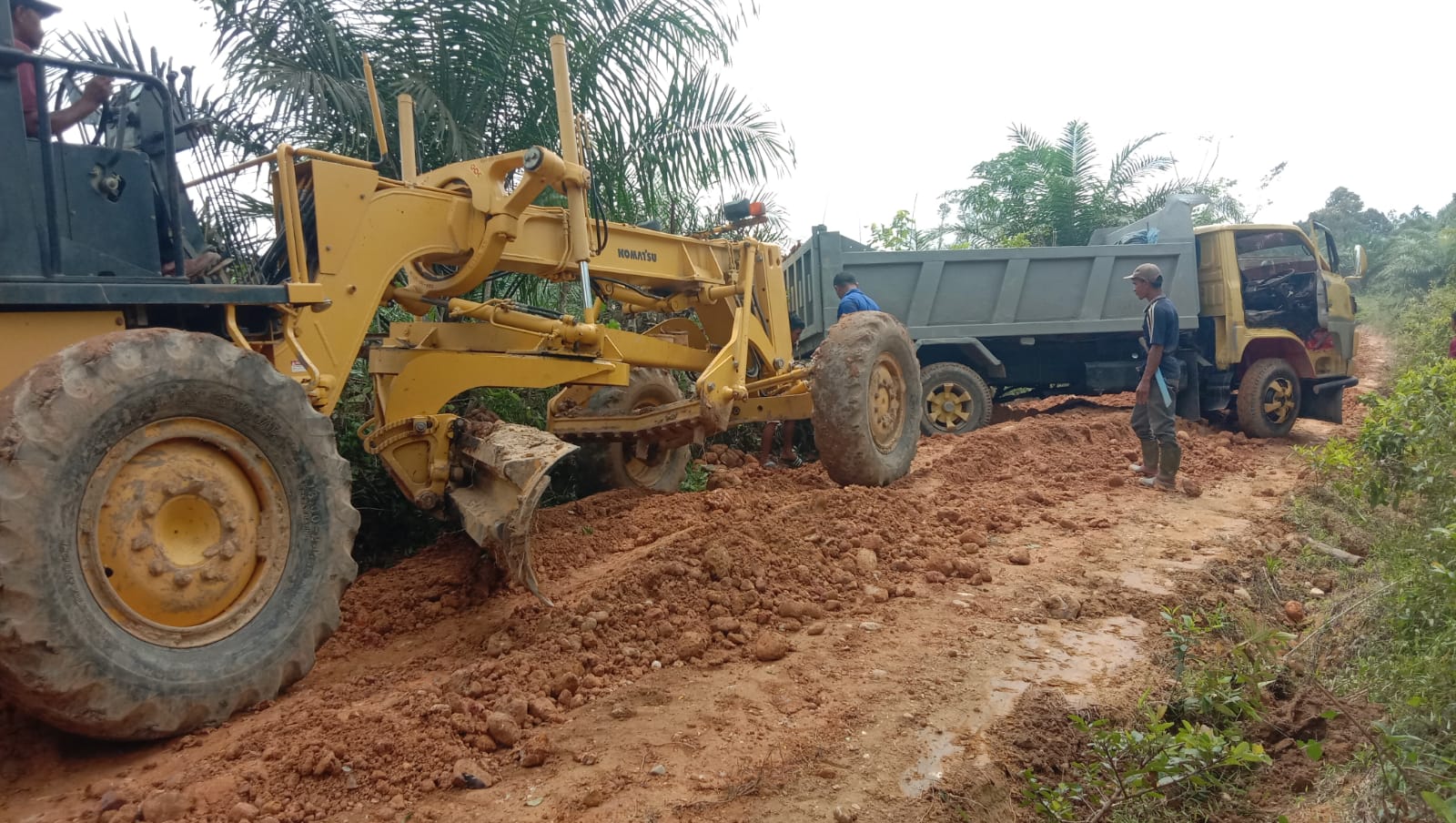 Gunakan dana desa, pemerintah Desa Cotdah Tanah Luas perbaiki jalan Gunakan dana desa, pemerintah Desa Cotdah Tanah Luas perbaiki jalan