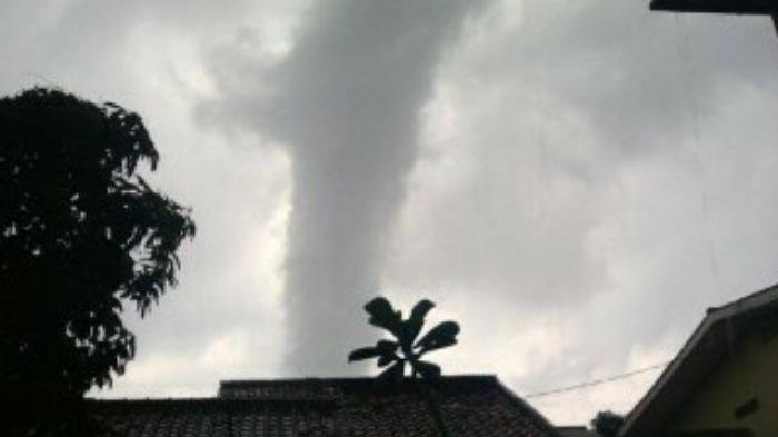 15 Februari 2022: Puluhan rumah rusak diterjang puting beliung di Deli Serdang 15 Februari 2022: Puluhan rumah rusak diterjang puting beliung di Deli Serdang