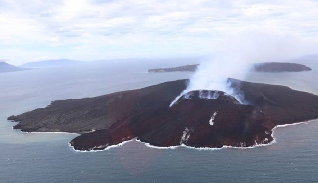 Tinggi asap Gunung Anak Krakatau capai 200 meter di atas puncak kawah Tinggi asap Gunung Anak Krakatau capai 200 meter di atas puncak kawah