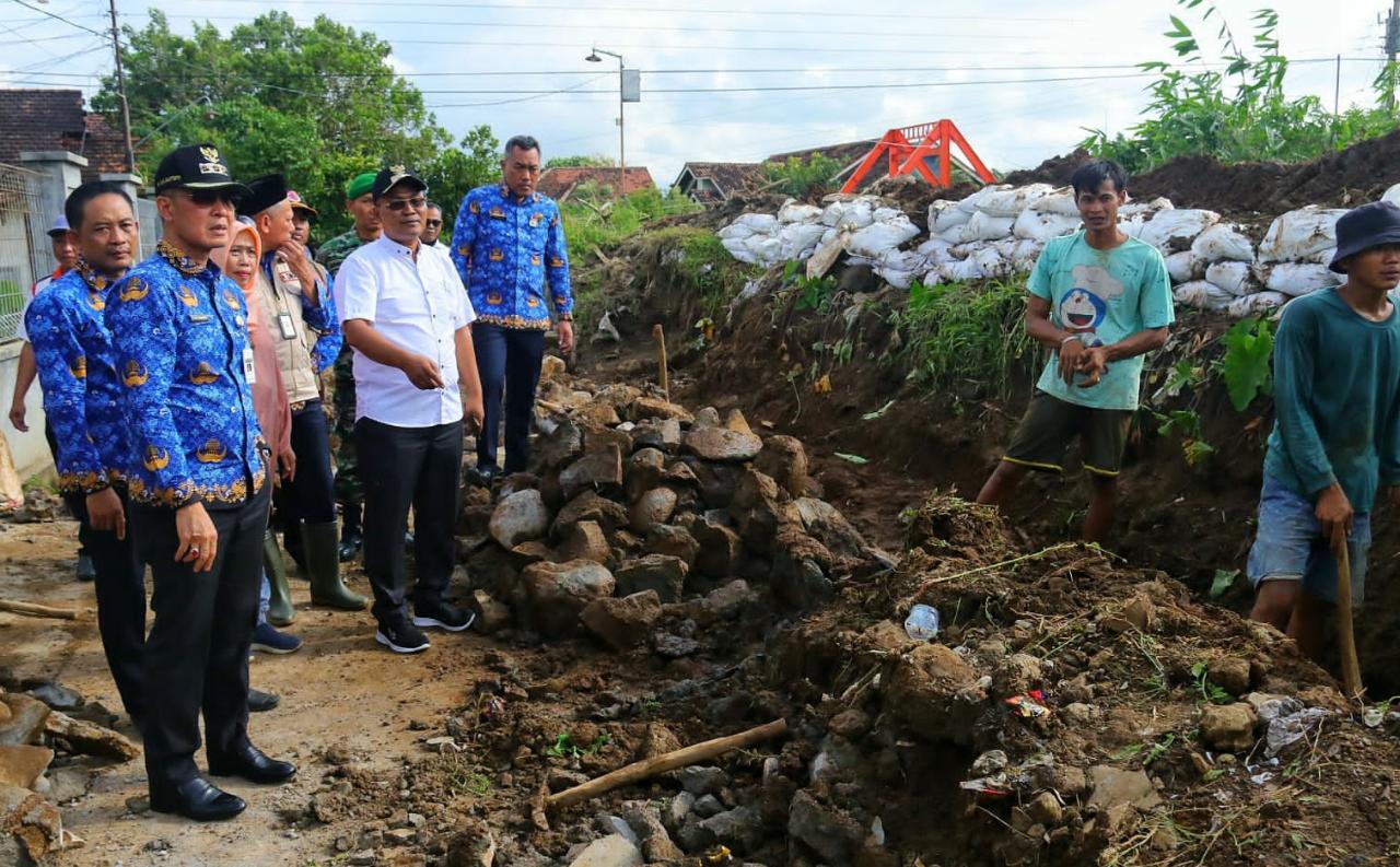Tinjau tanggul jebol, Bupati Kudus ajak masyarakat peduli lingkungan