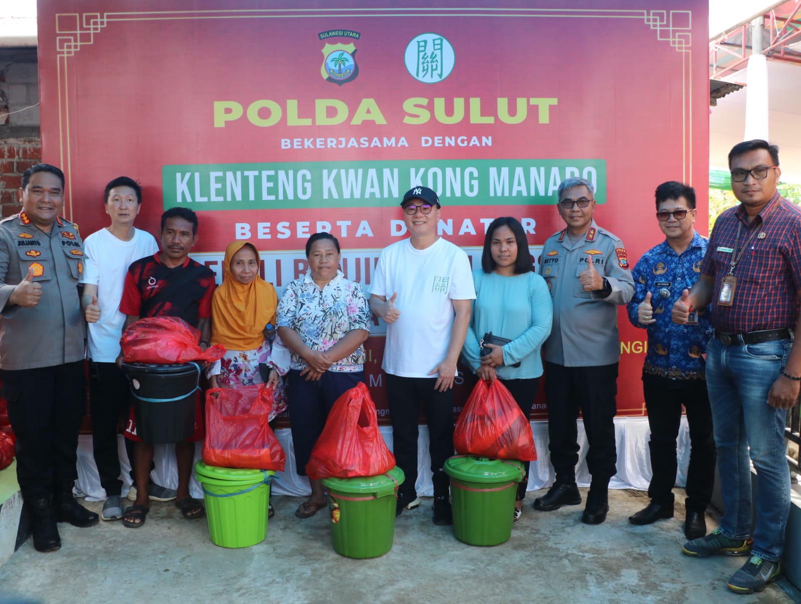 Polda Sulut, Klenteng Kwan Kong dan Apple Tree Pre-School beri bantuan korban banjir