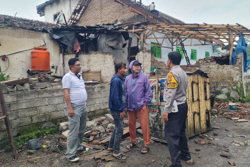 Seratusan rumah di Banyuwangi porak-poranda diterjang angin kencang