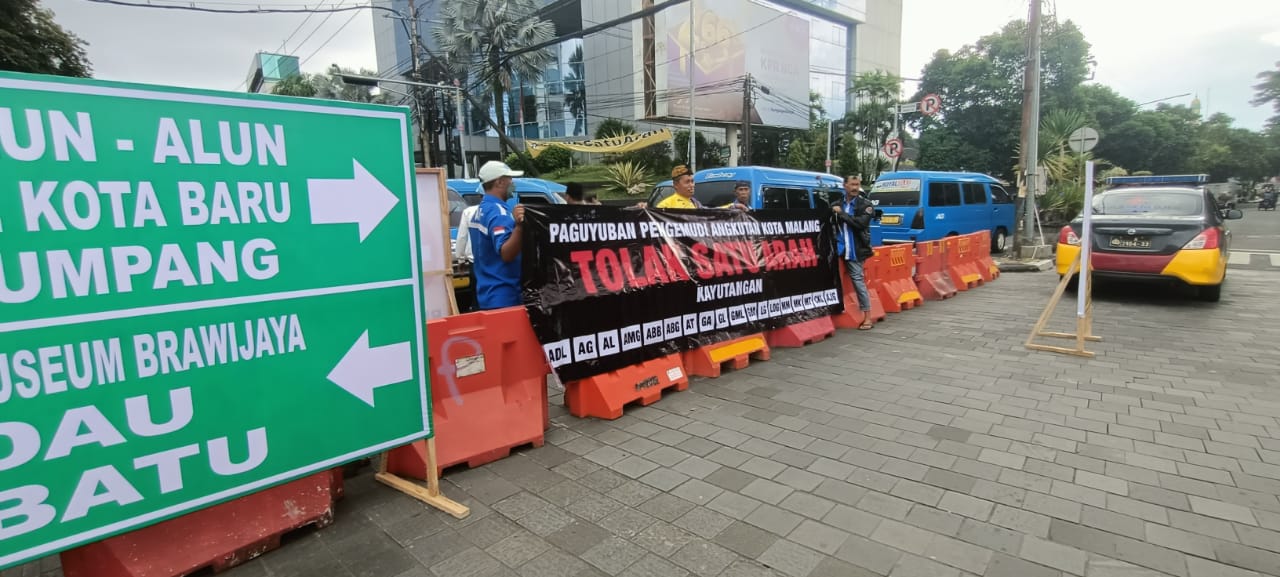Sopir angkot macetkan Kota Malang, ada apa? Sopir angkot macetkan Kota Malang, ada apa?