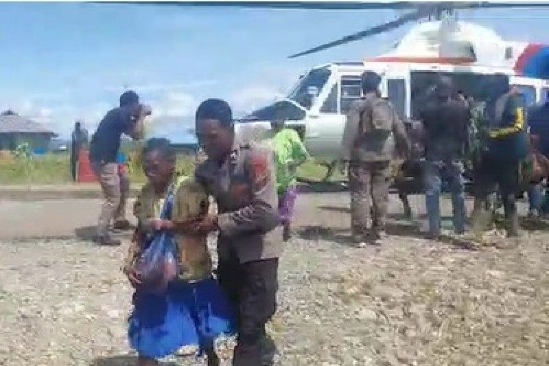 Aparat gabungan TNI-Pori evakuasi warga Paro akibat intimidasi KKB Aparat gabungan TNI-Pori evakuasi warga Paro akibat intimidasi KKB