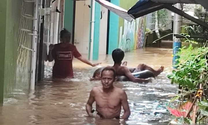 Korban banjir Kebon Pala mengaku belum dapat bantuan makanan