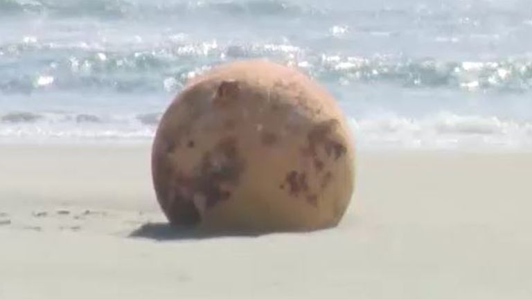 Bola logam misterius ditemukan di pantai di Jepang Bola logam misterius ditemukan di pantai di Jepang