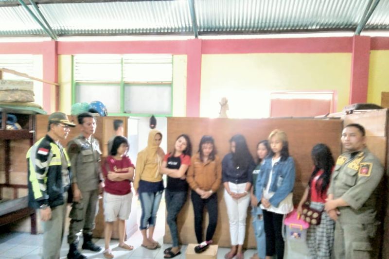 Satpol PP amankan lima artis sawer karena ganggu ketertiban umum Satpol PP amankan lima artis sawer karena ganggu ketertiban umum