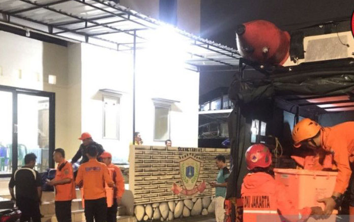 BPBD DKI salurkan logistik untuk pengungsi banjir di tiga titik BPBD DKI salurkan logistik untuk pengungsi banjir di tiga titik