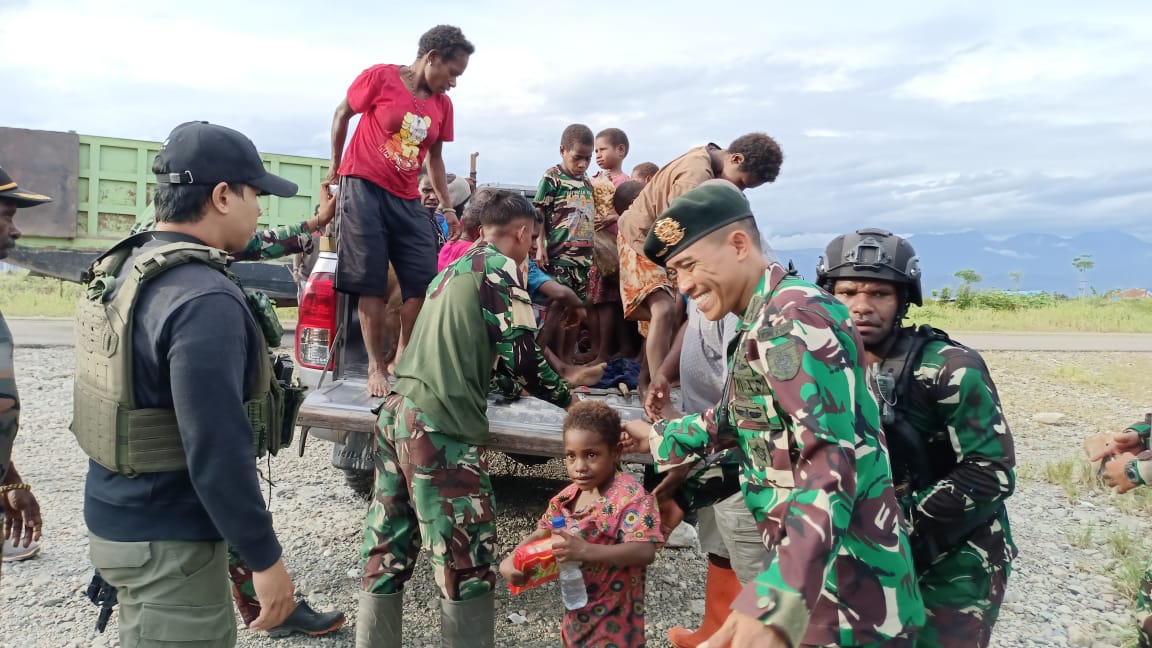 Tim Gabungan TNI-Polri evakuasi 33 warga Paro Nduga, Papua Pegunungan ke tempat aman Tim Gabungan TNI-Polri evakuasi 33 warga Paro Nduga, Papua Pegunungan ke tempat aman