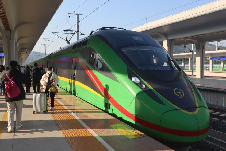 Menembus perbatasan China-Laos dengan kereta peluru Menembus perbatasan China-Laos dengan kereta peluru