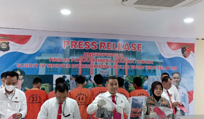 Polisi buru tiga cukong tambang batu bara ilegal di Muara Enim Polisi buru tiga cukong tambang batu bara ilegal di Muara Enim