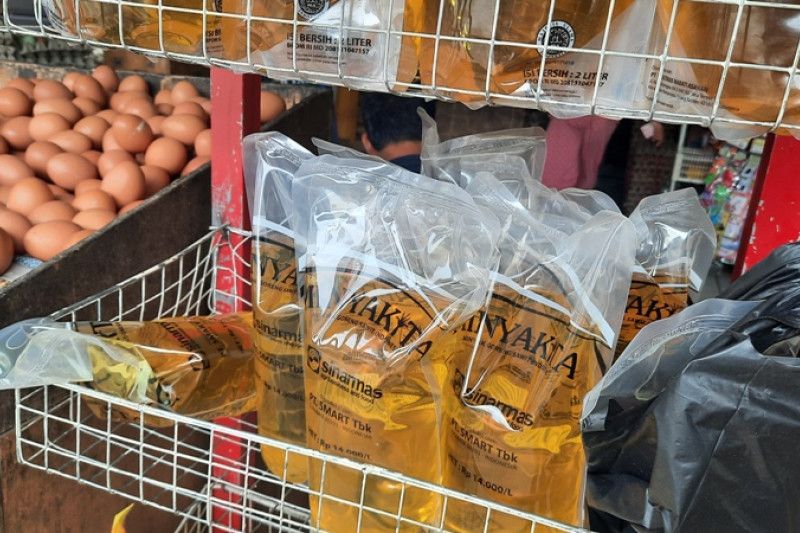 Pedagang di Depok jual MinyaKita Rp16.000 per liter Pedagang di Depok jual MinyaKita Rp16.000 per liter