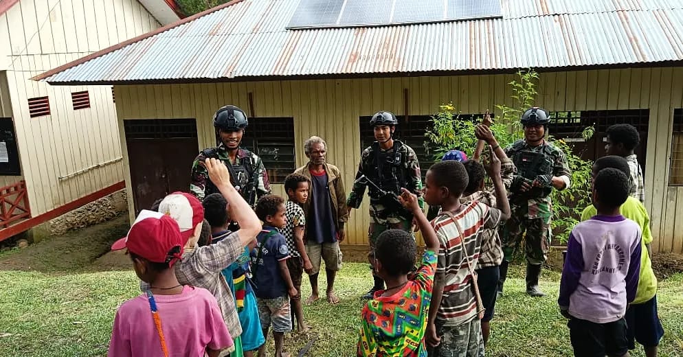 Satgas Yonif Mekanis 203/AK Pos Pirime turut bantu mengajar di SDN Yalipak Distrik Pirime Satgas Yonif Mekanis 203/AK Pos Pirime turut bantu mengajar di SDN Yalipak Distrik Pirime