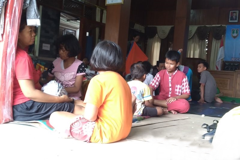 Ratusan warga terdampak banjir Solo mengungsi di Kelurahan Gandekan Ratusan warga terdampak banjir Solo mengungsi di Kelurahan Gandekan