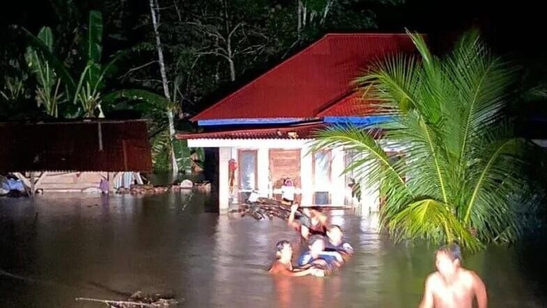 17 rumah terendam banjir di Agam, satu kepala keluarga dievakuasi 17 rumah terendam banjir di Agam, satu kepala keluarga dievakuasi