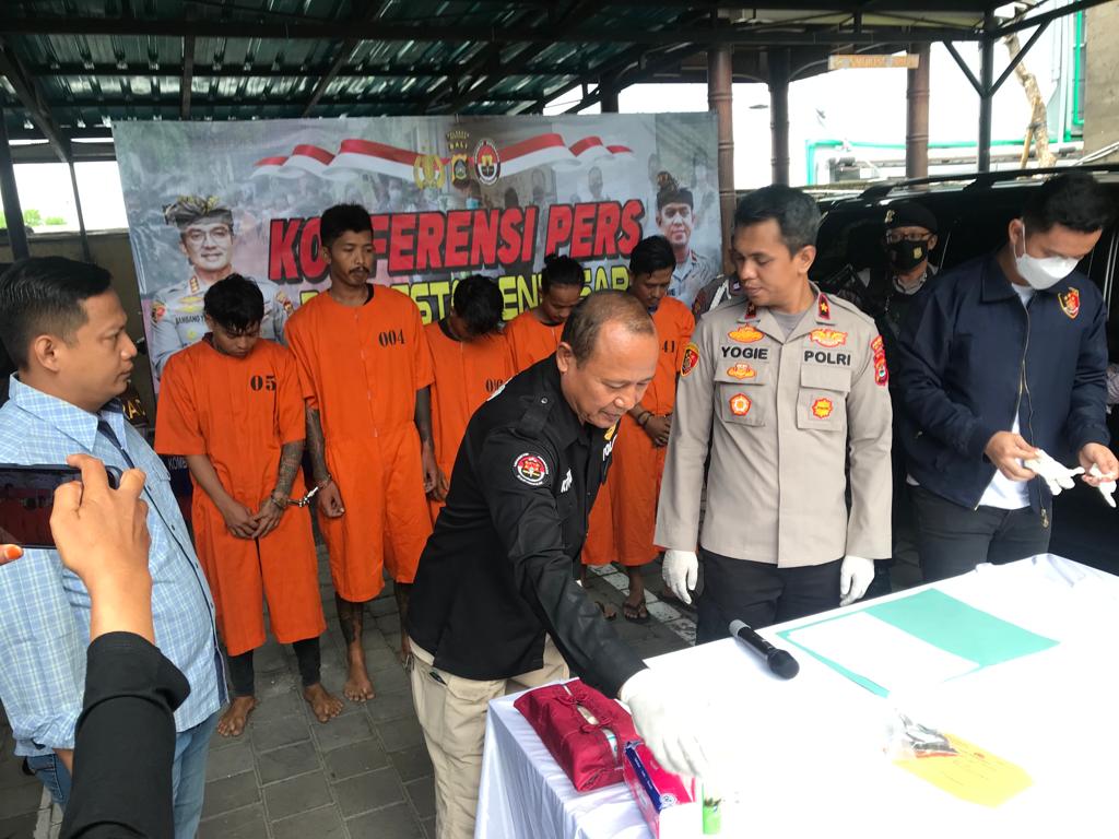 Polsek Kuta amankan lima terduga pelaku penganiayaan Polsek Kuta amankan lima terduga pelaku penganiayaan