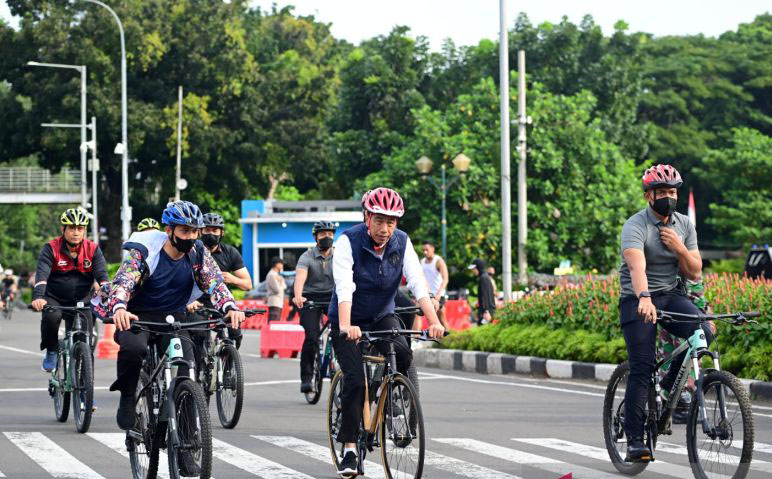 Presiden Jokowi bersepeda di kawasan CFD Sudirman-Thamrin Presiden Jokowi bersepeda di kawasan CFD Sudirman-Thamrin