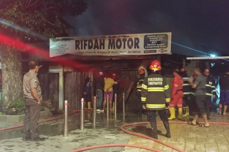 Puluhan unit sepeda motor hangus akibat kebakaran di Padang
