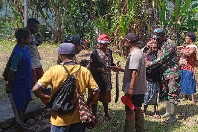Personel Koramil Kiwirok ke kampung Apom yang sempat diganggu KSB Personel Koramil Kiwirok ke kampung Apom yang sempat diganggu KSB