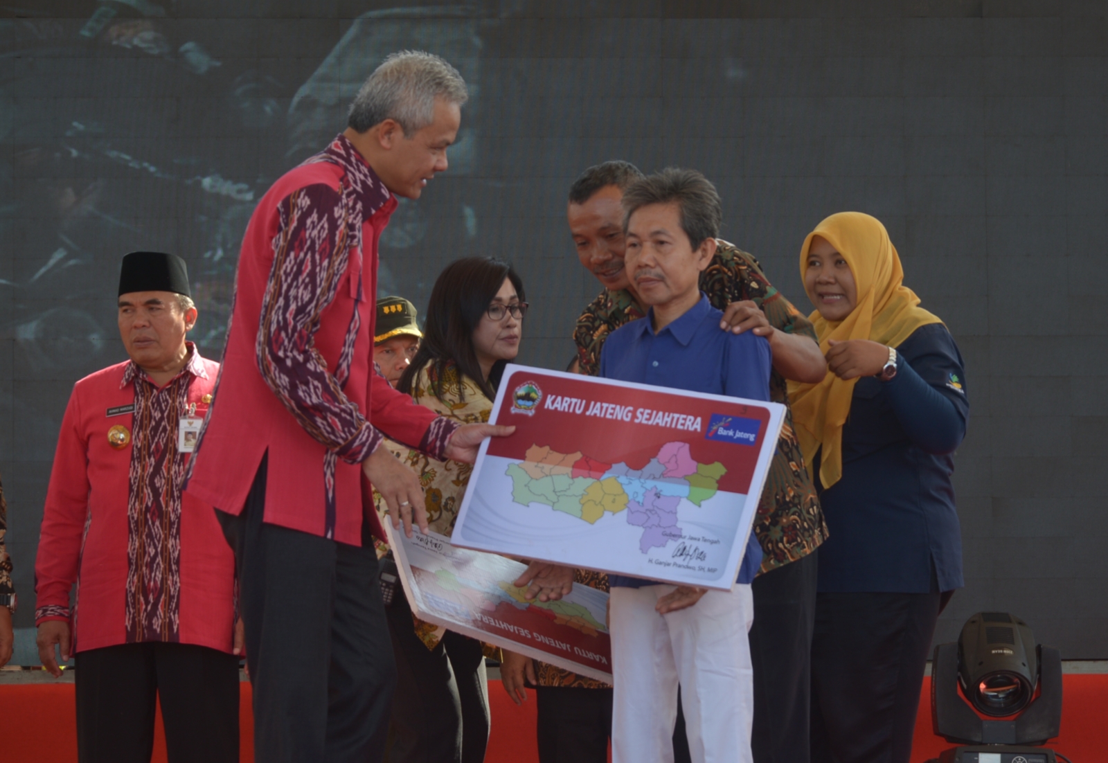 Ganjar naikkan nominal bantuan Kartu Jateng Sejahtera menjadi Rp4,4 juta Ganjar naikkan nominal bantuan Kartu Jateng Sejahtera menjadi Rp4,4 juta