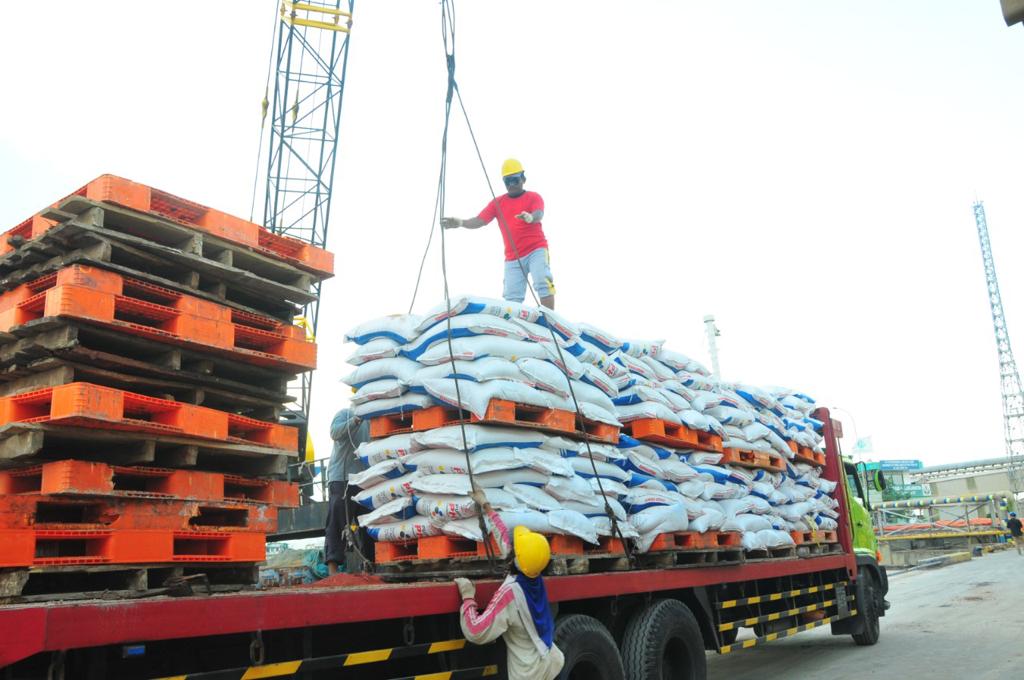 Pupuk Indonesia siapkan 310.822 ton pupuk subsidi untuk Indonesia timur Pupuk Indonesia siapkan 310.822 ton pupuk subsidi untuk Indonesia timur