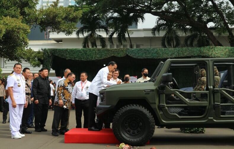 Presiden namai kendaraan taktis produksi dalam negeri Maung Presiden namai kendaraan taktis produksi dalam negeri Maung