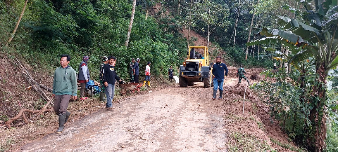 Pasca longsor, jalan penghubung Majalengka-Tasik-Ciamis kembali normal Pasca longsor, jalan penghubung Majalengka-Tasik-Ciamis kembali normal