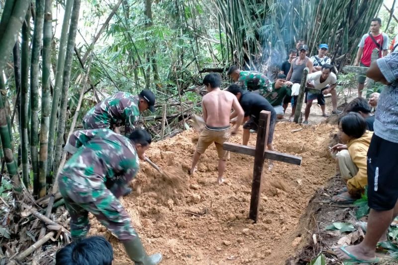 Prajurit TNI bantu pemakaman warga perbatasan Indonesia-Malaysia Prajurit TNI bantu pemakaman warga perbatasan Indonesia-Malaysia