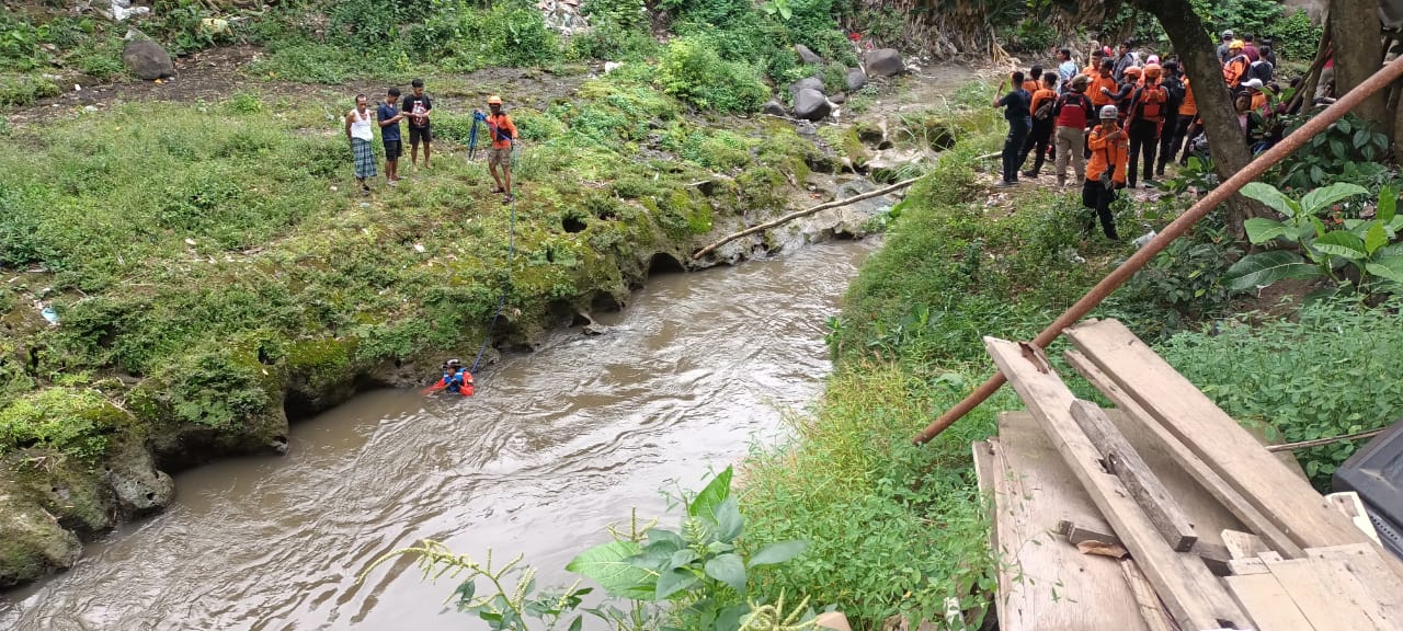 Basarnas lakukan operasi pencarian korban hanyut di Sungai Brantas Basarnas lakukan operasi pencarian korban hanyut di Sungai Brantas