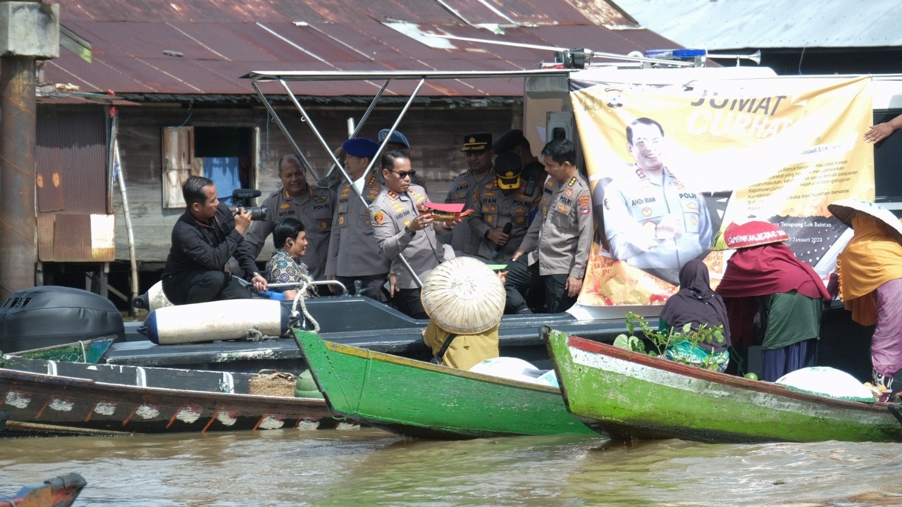 Jumat Curhat, Kapolda Kalsel sambangi Pasar Terapung Lok Baintan Jumat Curhat, Kapolda Kalsel sambangi Pasar Terapung Lok Baintan