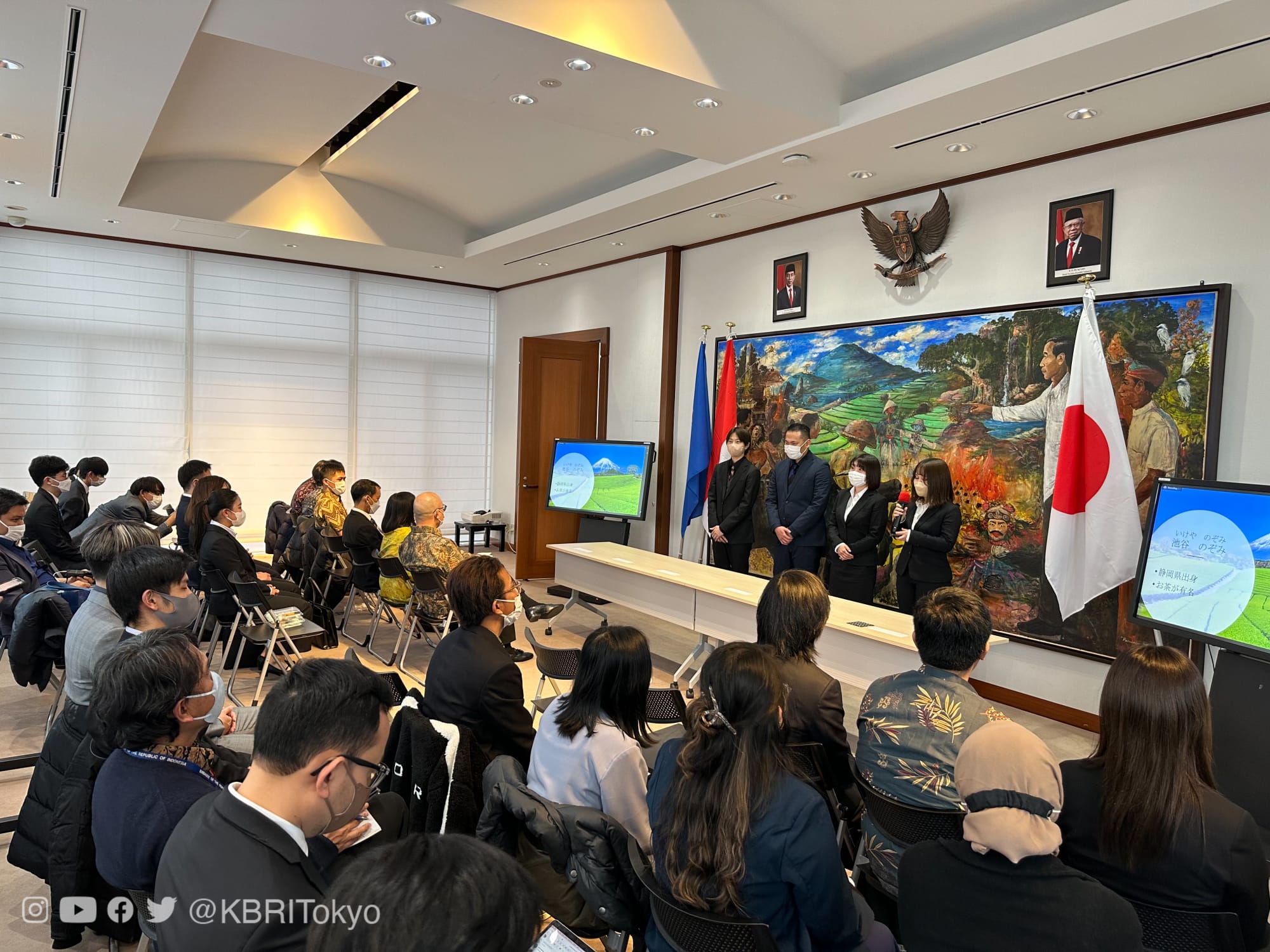 Mahasiswa Yamanashi Gakuin University kenalkan produk Indonesia ke warga Jepang Mahasiswa Yamanashi Gakuin University kenalkan produk Indonesia ke warga Jepang