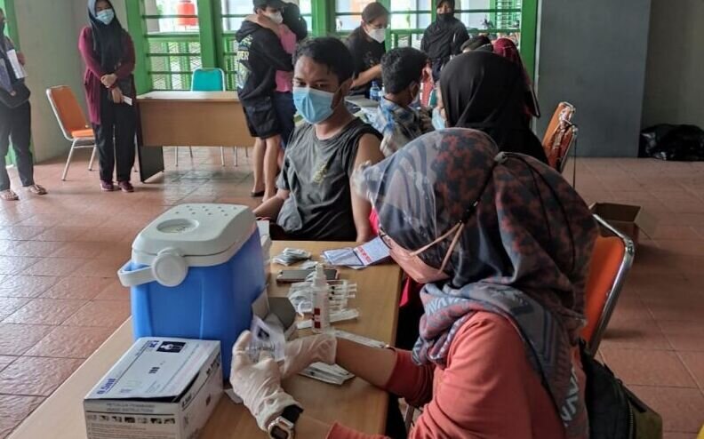 Kemenkes alokasikan 9,3 juta dosis untuk booster kedua masyarakat umum Kemenkes alokasikan 9,3 juta dosis untuk booster kedua masyarakat umum