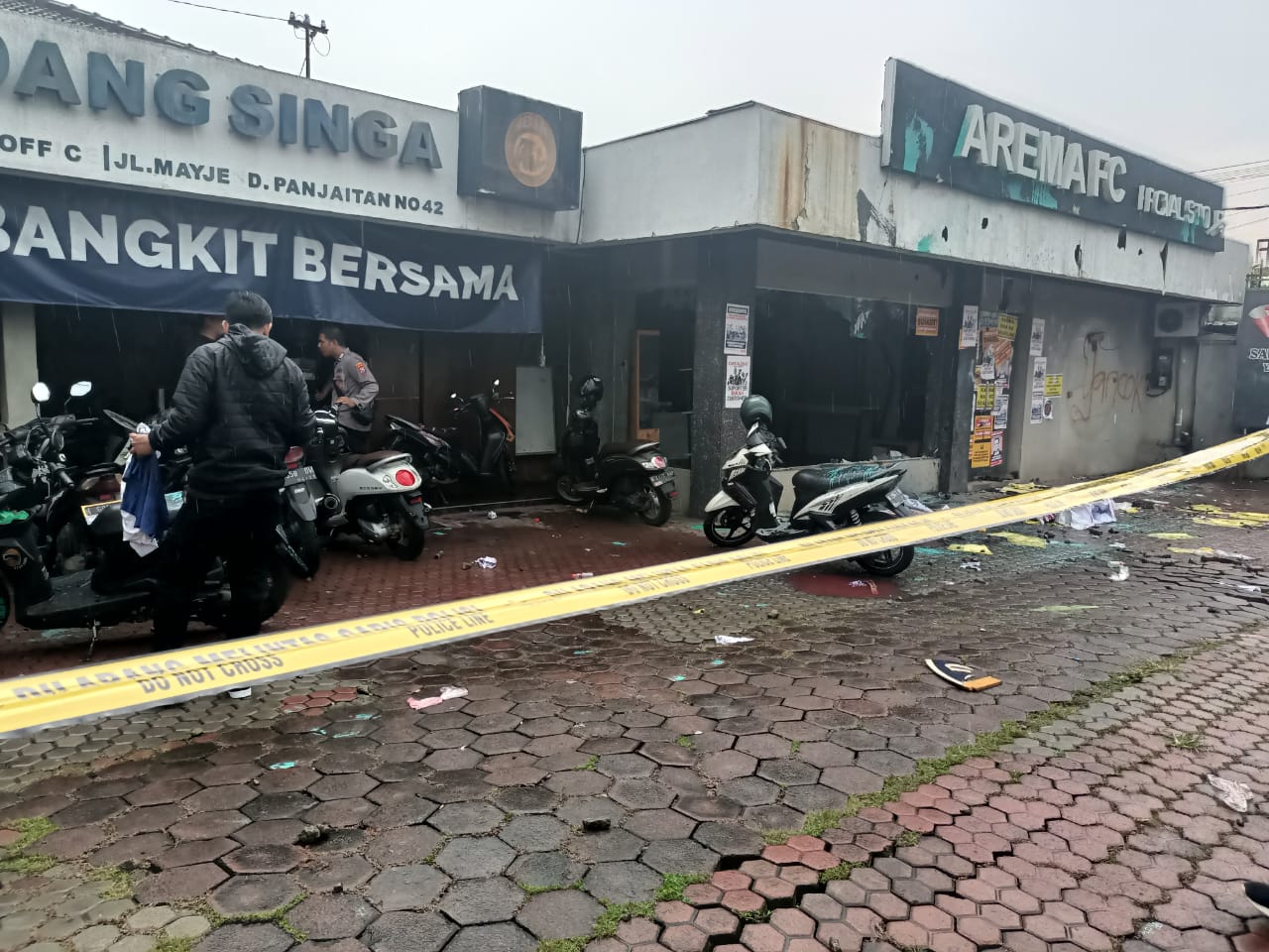 Pasca pengrusakan kantor Arema FC, 94 orang dipulangkan, 13 masih diperiksa Pasca pengrusakan kantor Arema FC, 94 orang dipulangkan, 13 masih diperiksa