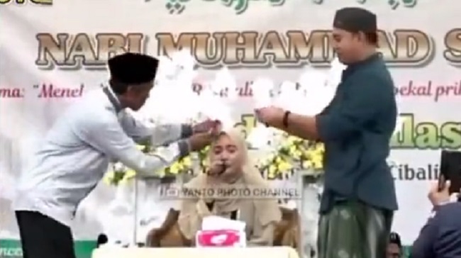 Viral Qariah disawer saat bacakan Alquran Viral Qariah disawer saat bacakan Alquran