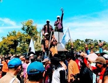 Datangi kantor bupati, ratusan petani tegal keluhkan harga pupuk yang mahal