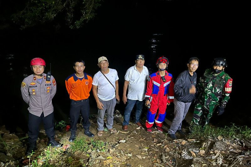 Polisi bantu cari dua anak panti asuhan terbawa arus Kali Ciliwung