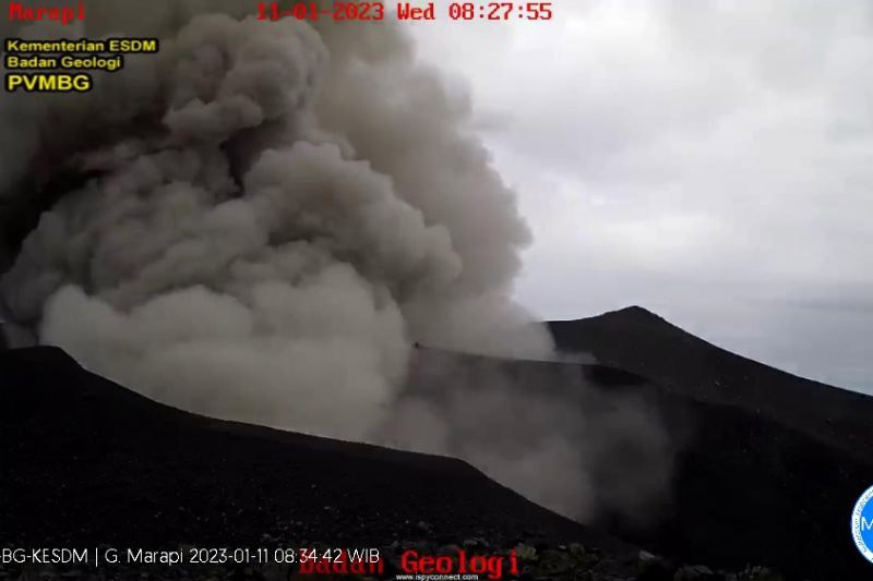Gunung Marapi di Sumatera Barat erupsi setinggi 800 meter Gunung Marapi di Sumatera Barat erupsi setinggi 800 meter