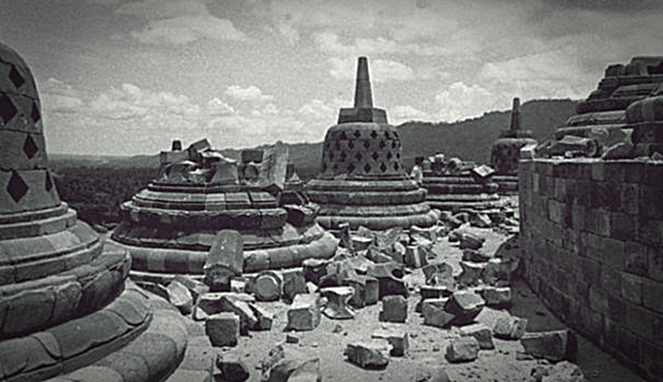 21 Januari 1985: Serangan bom di Candi Borobudur 21 Januari 1985: Serangan bom di Candi Borobudur